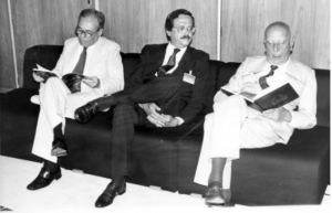 Ulisses Guimarães e Waldir Pires recebendo de Carlos Alberto Teixeira de Oliveira os exemplares do Diagnóstico da Economia Mineira, em 13.09.89