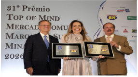 Camila Andrade recebendo em nome do Supermercados BH os diplomas da “Marca Mais Amada” e de “Marcas Destaque dos Mineiros”